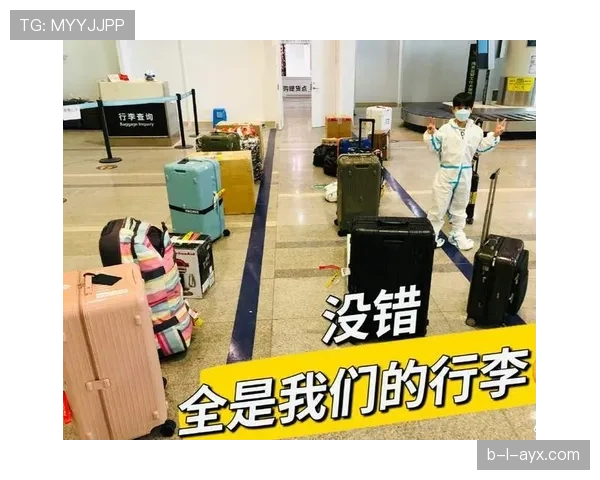 掌敏洁拖着行李像要搬家，随手拎的包顶得上我半年房租，尬得我在旁边笑不出来